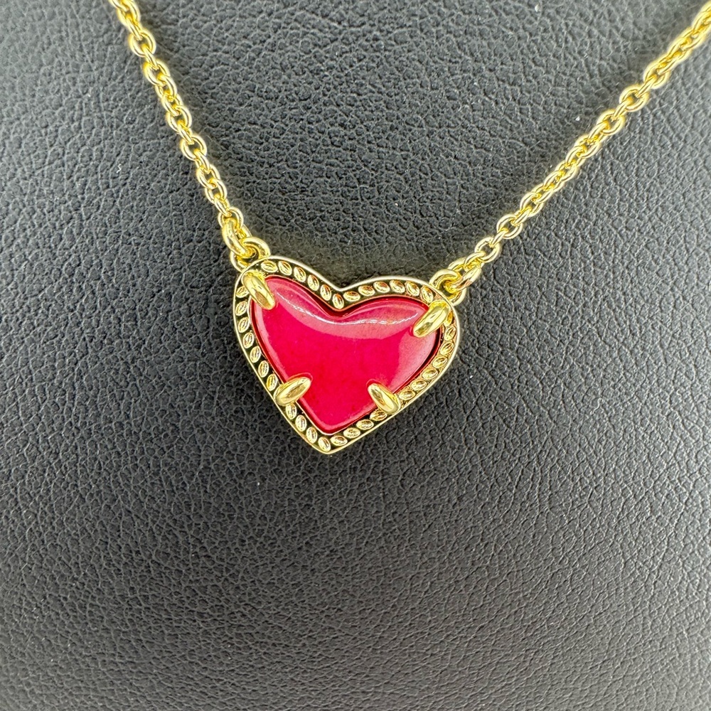 Kendra Scott Ari Heart Pendant Necklace in Maroon Jade NWT - Picture 3 of 5